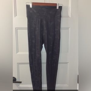 Black camo athletic leggings